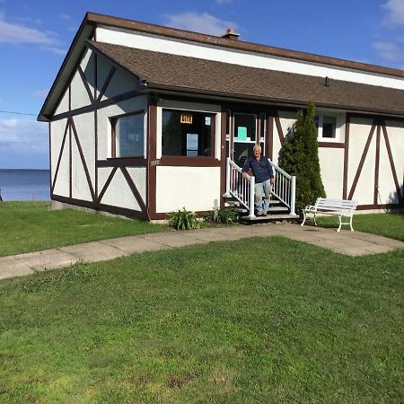 Gite Au Bord De La Baie Bed & Breakfast Bouctouche Exterior photo